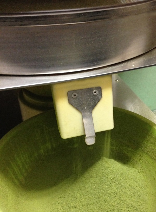 電動石臼 粉末茶の製造